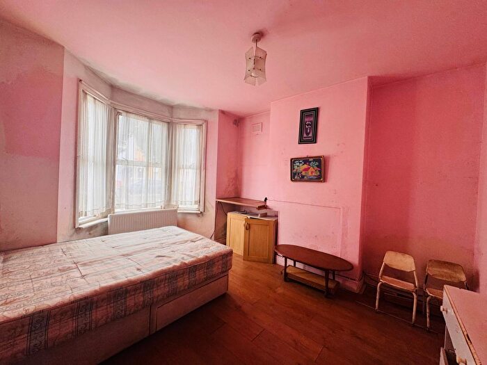 3 Bedroom Semi-Detached House For Sale In Hounslow, TW3