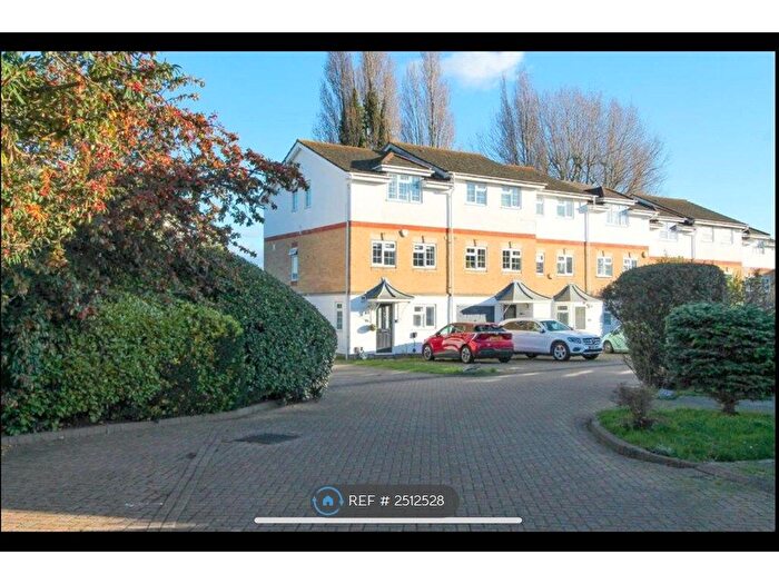 4 Bedroom End Of Terrace House To Rent In Nash Close, Sutton, SM1