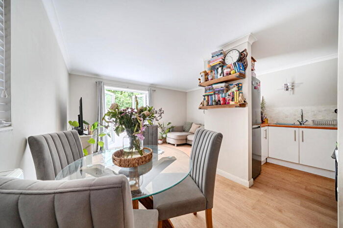 1 Bedroom Flat For Sale In Gatcombe, Netley Abbey, Southampton, SO31