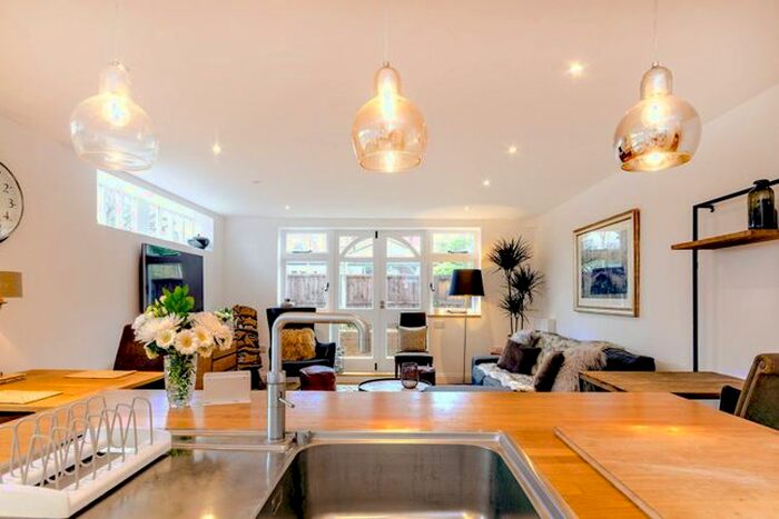 2 Bedroom Cottage To Rent In Ennismore Avenue, Guildford, GU1