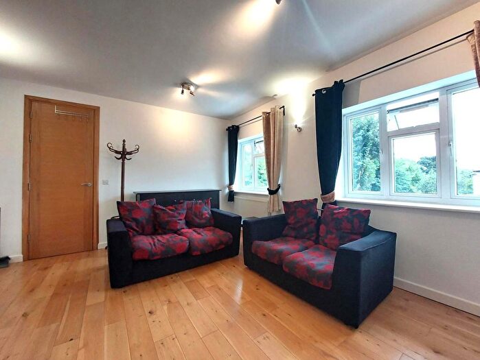 2 Bedroom Flat To Rent In Hoop Lane, Golders Green, NW11