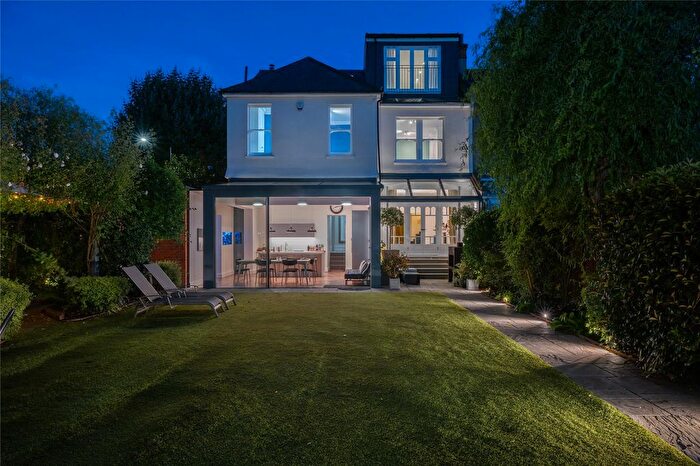 4 Bedroom End Of Terrace House For Sale In The Mall, London, N14