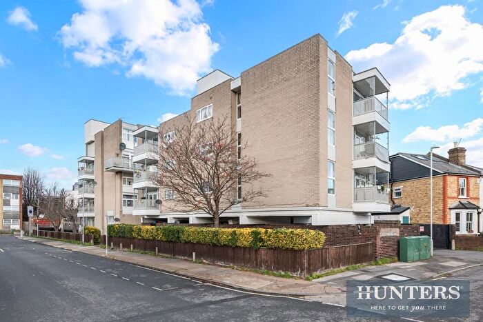 2 Bedroom Flat For Sale In Macdonald House, Cross Road, Kingston Upon Thames, KT2