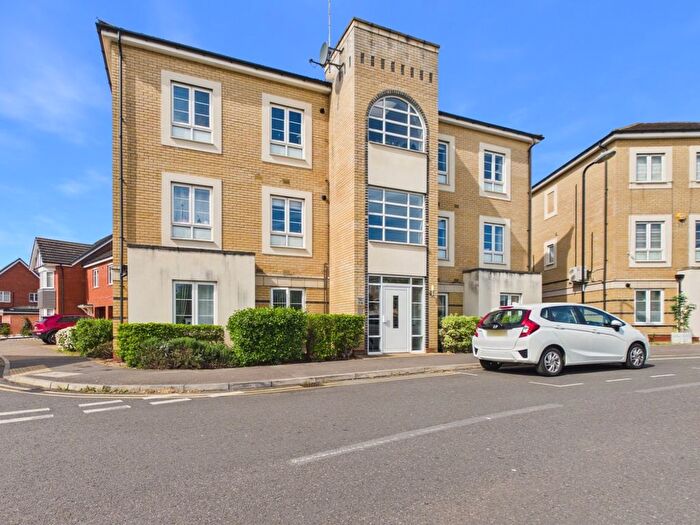 2 Bedroom Flat For Sale In Kings Reach, Langley, Berkshire, SL3