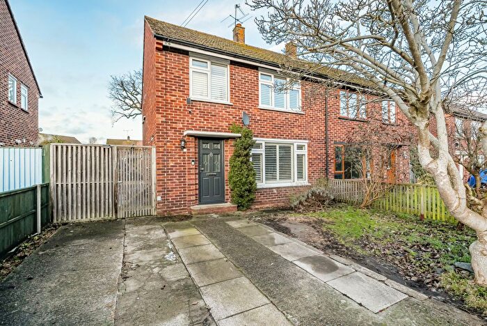 3 Bedroom Semi-Detached House For Sale In Turfhouse Lane, Chobham, GU24