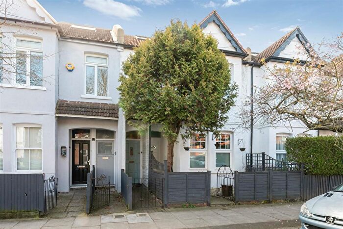 4 Bedroom Maisonette For Sale In Clarendon Road, Colliers Wood, SW19