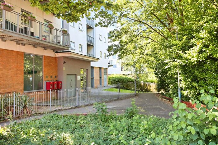 2 Bedroom Flat For Sale In Sovereign Way, Tonbridge, Kent, TN9