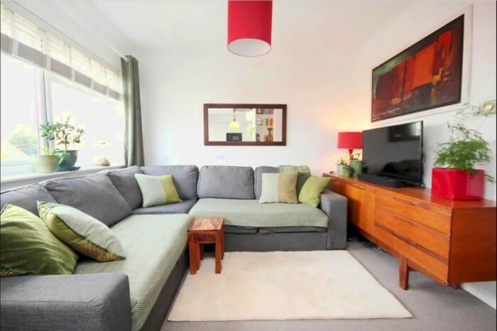 2 Bedroom Flat To Rent In Staines, Surrey, TW18