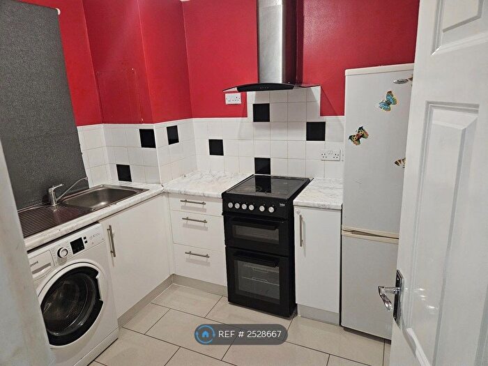 2 Bedroom Flat To Rent In Newhouse Avenue, Romford, RM6
