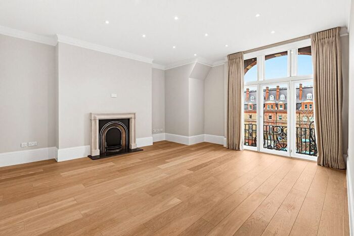 4 Bedroom Flat To Rent In Lurgan Mansions, Lower Sloane Street, SW1W