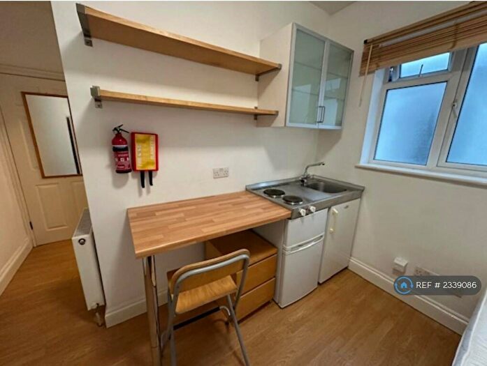 Studio To Rent In Queens Road, London, NW4