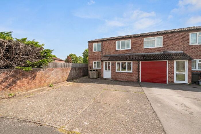 4 Bedroom End Of Terrace House For Sale In Derwent Road, Thatcham, RG19