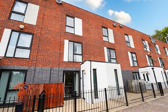 3 Bedroom Terraced House For Sale In Taylorson Street, Salford, M5