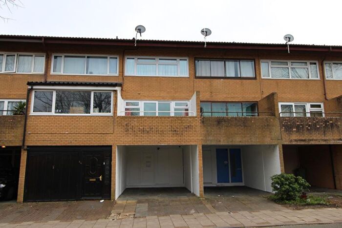 3 Bedroom Town House To Rent In Bramble Avenue, Conniburrow, Milton Keynes, MK14