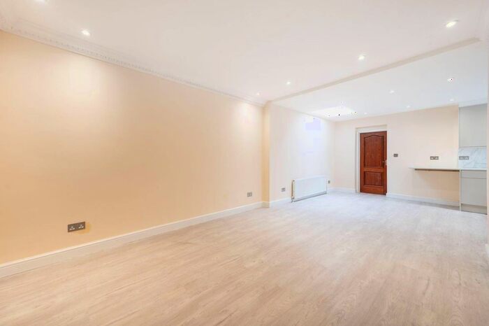 2 Bedroom Flat To Rent In Whitton Avenue East, Perivale, Greenford, UB6
