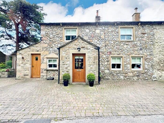 3 Bedroom Cottage To Rent In Church Street, BD23