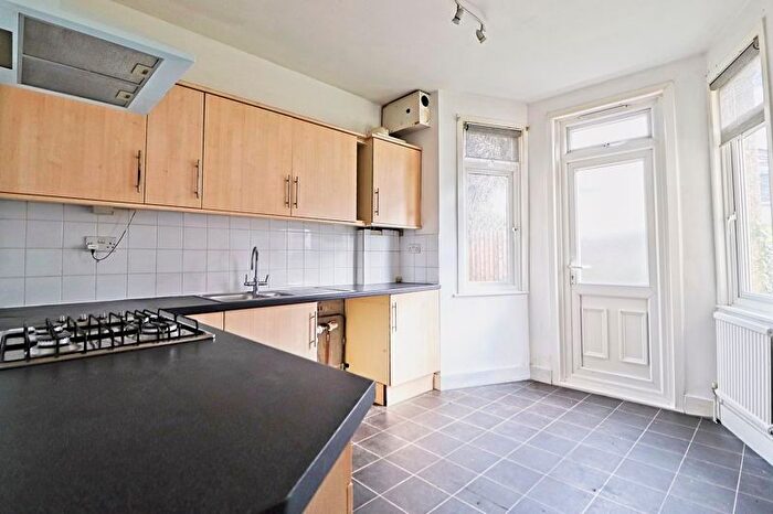 2 Bedroom Flat For Sale In Harcourt Avenue, Southend-On-Sea, SS2