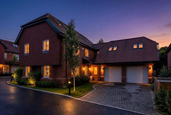 5 Bedroom Detached House For Sale In Caversham Close, Coulsdon, CR5