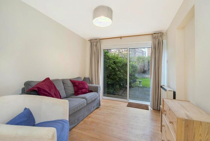 2 Bedroom Flat To Rent In Edith Road, London, W14
