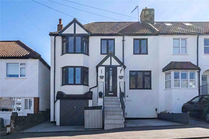 4 Bedroom Semi Detached House For Sale In West Valley Road, Apsley, Hemel Hempstead, Hertfordshire, HP3