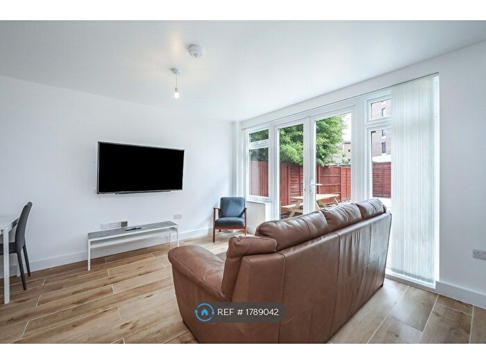 4 Bedroom Flat To Rent In Fellows Court, London, E2