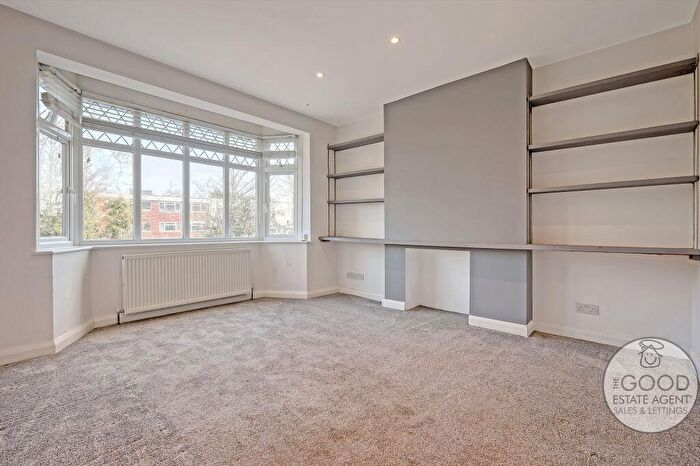 2 Bedroom Flat To Rent In Rectory Court, Loughton, IG10