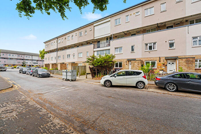 3 Bedroom Maisonette For Sale In Moorfield Road, Enfield, EN3