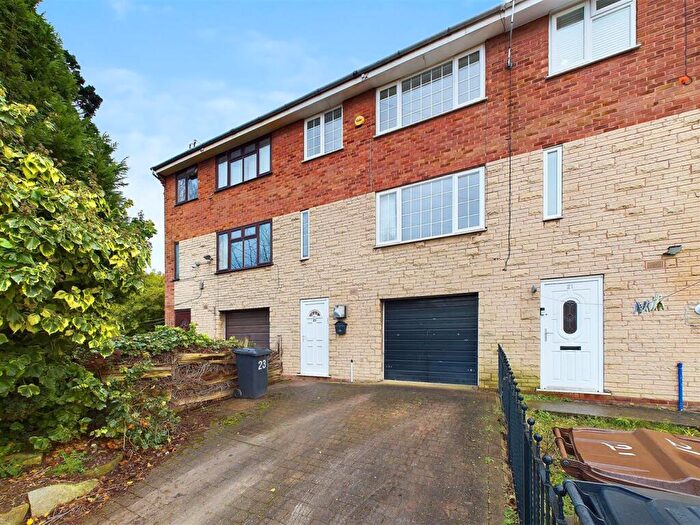 3 Bedroom Town House To Rent In Farcroft Grove, Sheffield, S4