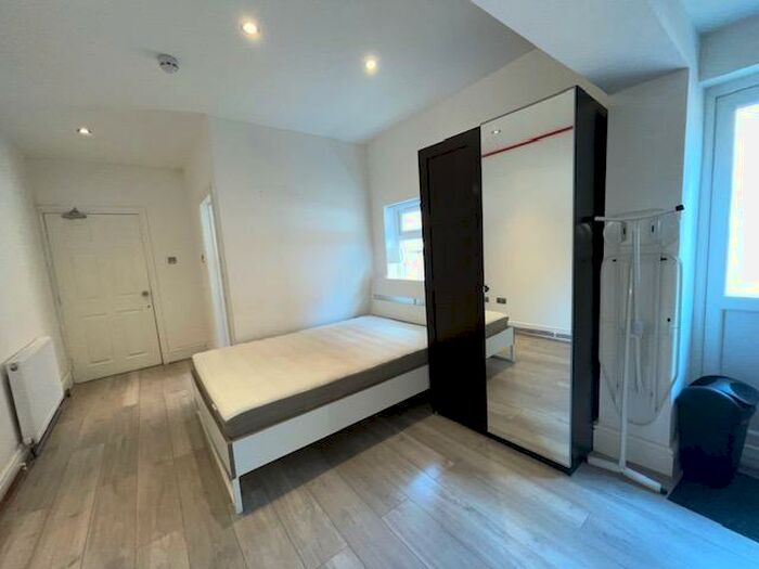 1 Bedroom Flat To Rent In Albany Road, Earlsdon, Coventry, CV5