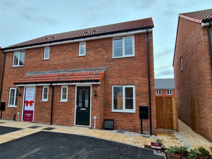 3 Bedroom Semi-Detached House To Rent In , William Gardens Retford, DN22