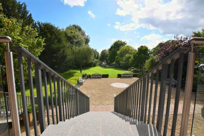 2 Bedroom Apartment To Rent In Hampton Court Road, Hampton Court, KT8