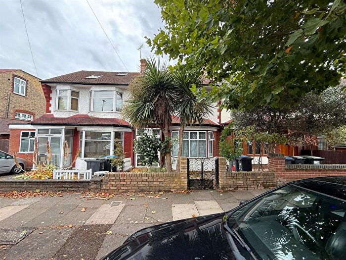 4 Bedroom Detached House To Rent In Hawthorne Avenue, Palmers Green, London, N13
