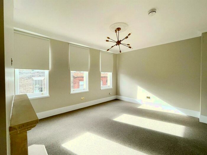 House To Rent In High Street, Rochester, ME1