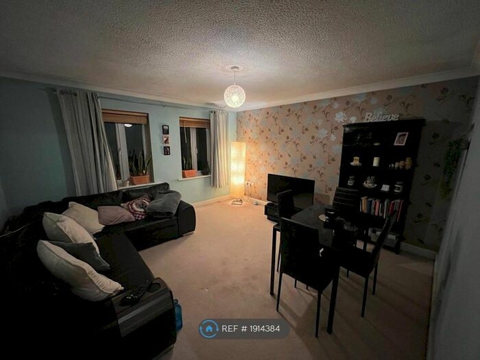 2 Bedroom Flat To Rent In Darwin Close, York, YO31