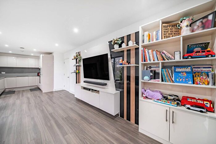 3 Bedroom Flat To Rent In Frazer Nash Close, Hounslow, Middlesex, TW7