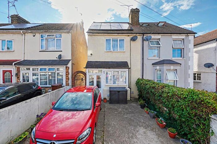 3 Bedroom Semi-Detached House For Sale In Napier Road, Gillingham, ME7
