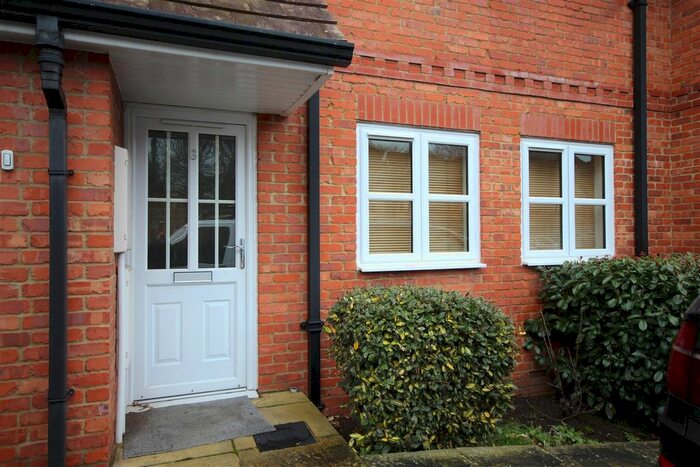 2 Bedroom Flat To Rent In Church Street, Twyford, Reading, RG10