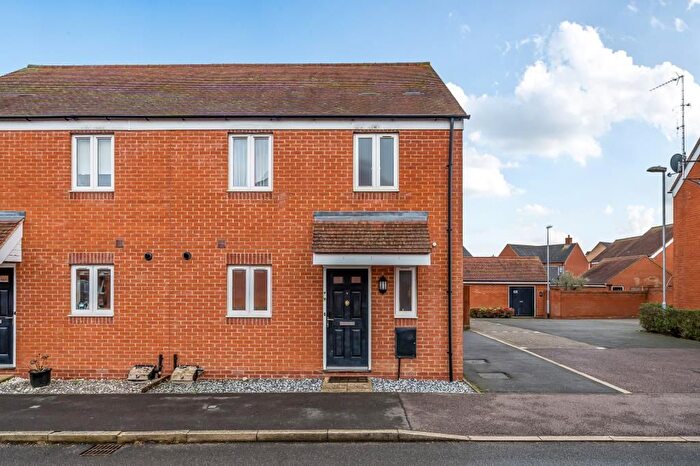 3 Bedroom Semi-detached House To Rent In Cardinal Drive, Aylesbury, HP18