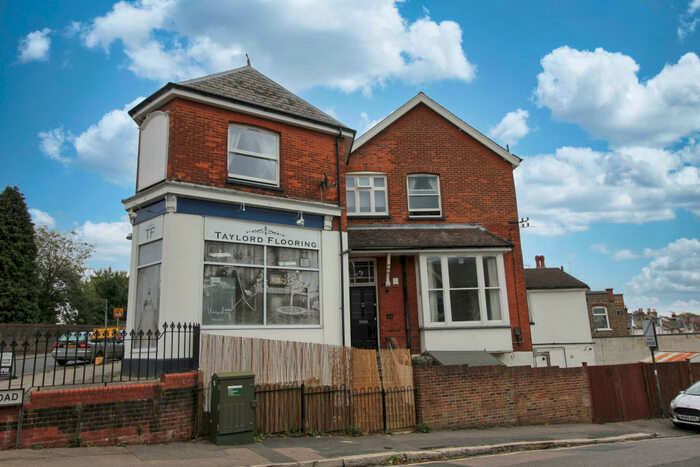 Flat To Rent In Hatchlands Road, Redhill, RH1