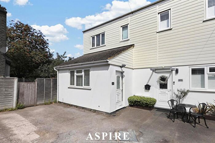 2 Bedroom Semi-Detached House For Sale In Video Tour Inside - South Avenue, Southend-On-Sea, SS2