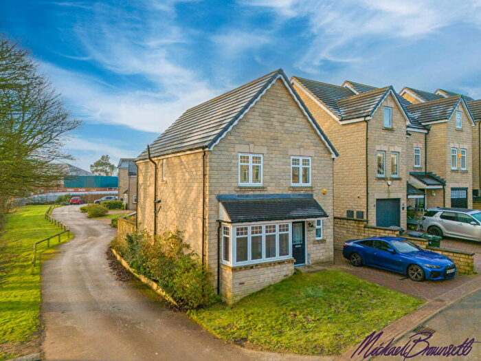 4 Bedroom Detached House For Sale In Black Myres Close, Queensbury, Bradford, BD13