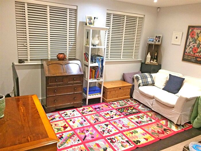 1 Bedroom Flat To Rent In Colne Road, Twickenham, TW2