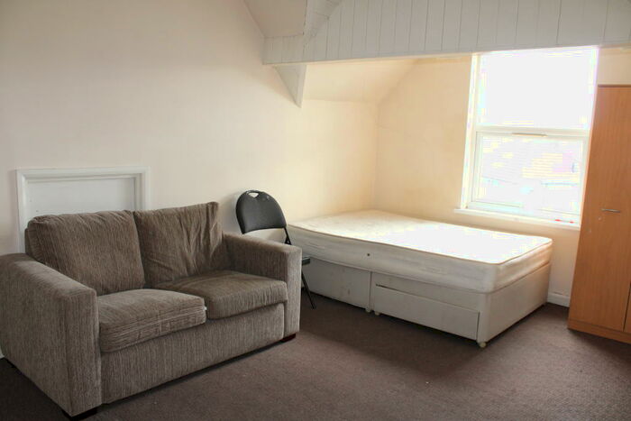 3 Bedroom Flat To Rent In Ravenshill Road, Kings Heath, B14