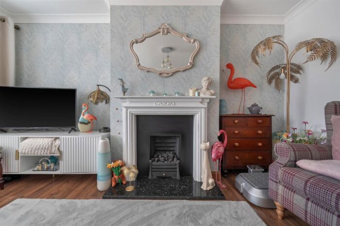 4 Bedroom Semi-Detached House For Sale In The Buntings, Bedford, MK41