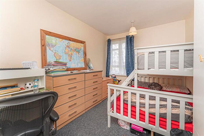 3 Bedroom Flat For Sale In Bouvier Road, Enfield, EN3