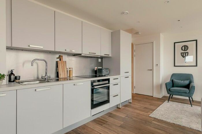 1 Bedroom Flat To Rent In Flat Queen Street, Maidenhead, Berkshire, SL6