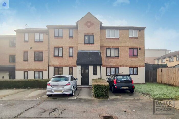 Flat To Rent In Linwood Crescent, Enfield, EN1