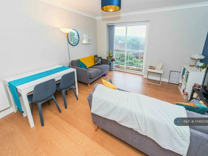 2 Bedroom Flat To Rent In Theresas Walk, South Croydon, CR2