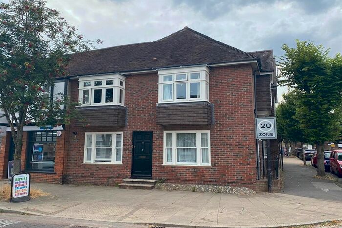 2 Bedroom Flat To Rent In Dragon Street, Petersfield, GU31