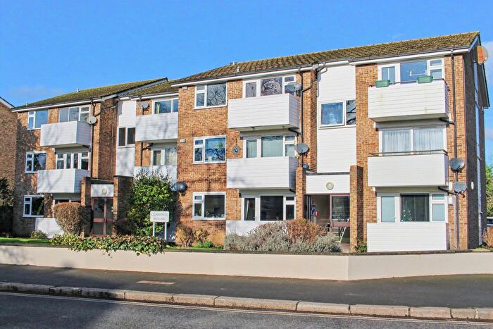 2 Bedroom Flat For Sale In Queens Road, Hersham Village, KT12